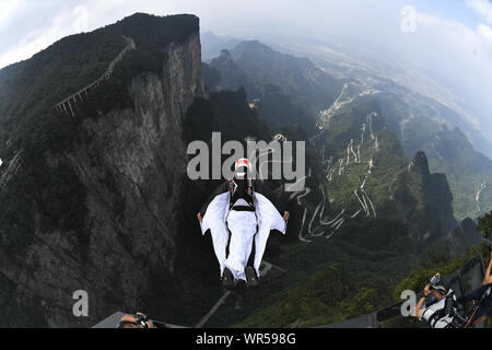 (190910) -- PECHINO, Sett. 10, 2019 (Xinhua) -- Un italiano wingsuit atleta compete alla montagna Tianmen punto panoramico di Zhangjiajie, centrale provincia cinese di Hunan, Sett. 4, 2019. (Foto di Shao Ying/Xinhua) Foto Stock