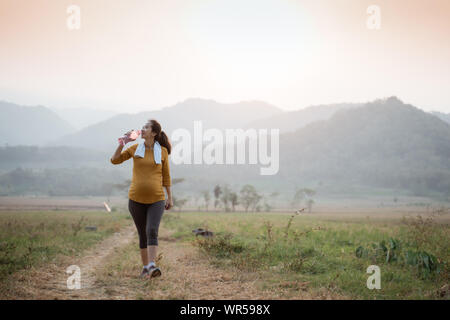 Un sano donna incinta sport outdoor Foto Stock