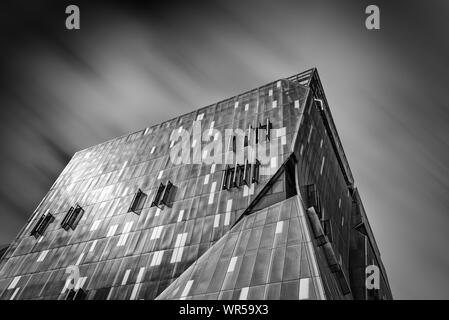 La città di New York, Stati Uniti d'America - 20 Giugno 2018: basso angolo vista di Cooper Square Building di New York. Essa è stata progettata da Thom Mayne. Esposizione lunga Foto Stock