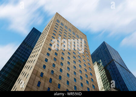 La città di New York, Stati Uniti d'America - 21 Giugno 2018: basso angolo visuale degli edifici della missione degli Stati Uniti presso le Nazioni Unite a Manhattan, vista contro il movi Foto Stock
