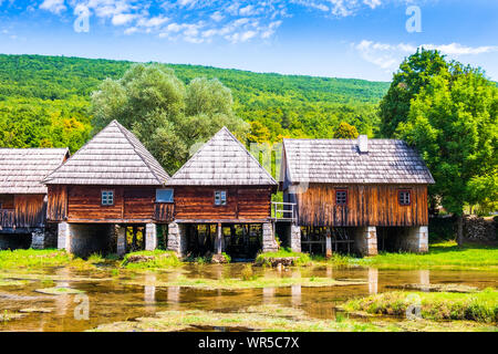 Croazia, paesaggio di campagna nella regione di Lika, Majerovo vrilo sorgente del fiume di Gacka, villaggio tradizionale con i vecchi mulini di legno e cottage sulle rive Foto Stock