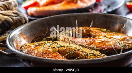 Salmone bistecche di carne arrosto rosmarino sal pepe olio di oliva - Close-up Foto Stock