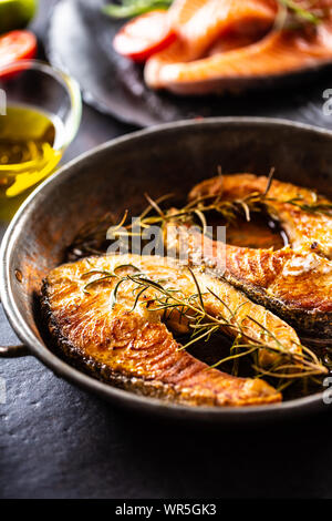 Salmone bistecche di carne arrosto rosmarino sal pepe olio di oliva - Close-up Foto Stock
