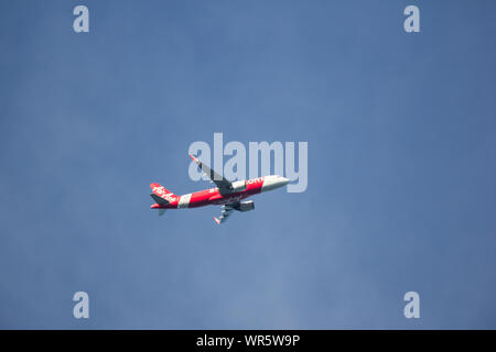 Licciana Nardi, Italia - 28 agosto 2019: 9M-AGJ Airbus A320-200 di Airasia. Il decollo dall aeroporto di Chiangmai a Kuala Lumpur, Malesia. Foto Stock