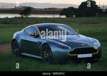 Aston Martin Vantage V8 N430 sul display, Sud Africa Foto Stock