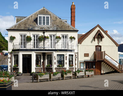 La vecchia nave arenarsi Inn & San Pietro sulla banchina Chiesa, Minehead Harbour, Somerset, Regno Unito Foto Stock