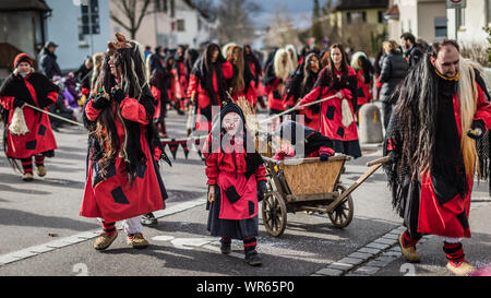 Mössingen, Baden-Württemberg, Germania. Febbraio 4, 2018. Fasnet Storico Carnevale di Mössingen, Baden-Württemberg, Germania. Foto Stock