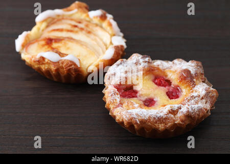 Apple pie alla cannella e amarene pane torta closeup isolate su tavola di legno Foto Stock