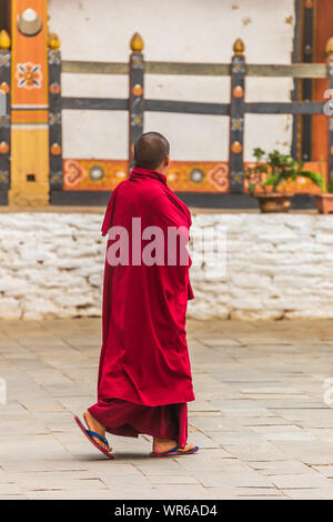 Un Monaco a piedi in Bhutan Foto Stock