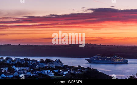 Roches Point, Cork, Irlanda. 10 Settembre, 2019. La nave di crociera Amadea passando la vista mare case alla Chiesa Bay nel porto di Cork per un giorno di visita alla città storica di Cobh in Co. Cork, Irlanda. - Credito; David Creedon / Alamy Live News Foto Stock