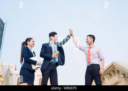 Felici gli imprenditori e imprenditrice festeggiare il successo nelle attività progetto conseguimento. Foto Stock