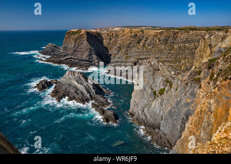 Scogliere a Cabo Sardao, vicino al villaggio di Cavaleiro, Costa Vicentina, distretto di Beja, Alentejo Litoral, Portogallo Foto Stock