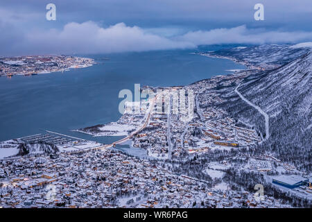 Vista aerea della città di Tromso in inverno dal monte Storsteinen battuta, 421 m sopra il livello del mare , nel nord della Norvegia Foto Stock