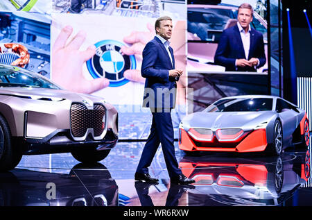 Il 10 settembre 2019, Assia, Frankfurt/Main: Oliver Zipse, presidente del consiglio di amministrazione di BMW AG, parteciperà ad una conferenza stampa presso la IAA presso lo stand del costruttore della vettura BMW a fianco di due nuovi modelli di automobili del tipo BMW iNext (l) e BMW mNext. Foto: Uwe Anspach/dpa Foto Stock