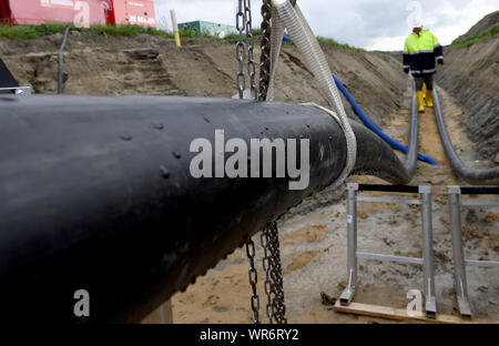 Il 10 settembre 2019, Schleswig-Holstein, Büsum: corrente diretta di cavi interrati eseguire dal terreno per un cosiddetto 'socket stazione". Costruzione della NordLink linea di potenza vicino a Büsum è di continuare. La pipeline, che avrà un costo di circa due miliardi di euro servirà a scambiare le energie rinnovabili tra la Germania e la Norvegia Foto: Carsten Rehder/dpa Foto Stock