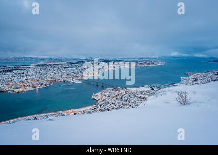 Vista aerea della città di Tromso in inverno dal monte Storsteinen battuta, 421 m sopra il livello del mare , nel nord della Norvegia Foto Stock