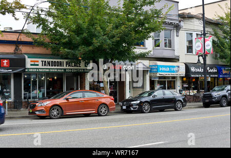 Unità Commerciali, Vancouver, BC, con negozi e ristoranti. Street View di unità commerciale in East Vancouver, British Columbia, Canada. Foto Stock
