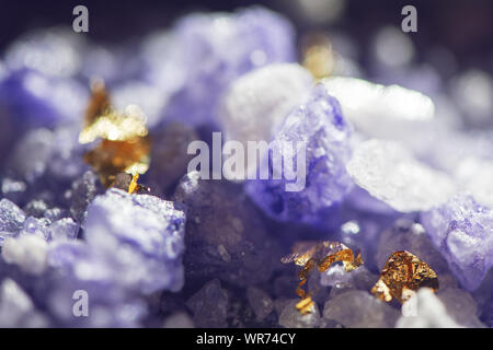 Viola con cristalli di sale marino naturale con foglia d'oro di close-up dello sfondo. Foto Stock