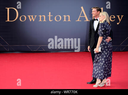 Max marrone e Annabelle Horsey frequentando la premiere mondiale di Cavendish Abbey, svoltasi presso il Cineworld Leicester Square, Londra. Foto Stock