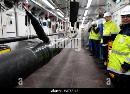 Il 10 settembre 2019, Schleswig-Holstein, Büsum: corrente continua cavi di messa a terra sono stati collegati in una cosiddetta 'socket stazione". Costruzione della NordLink linea di potenza vicino a Büsum è di continuare. La pipeline, che avrà un costo di circa due miliardi di euro servirà a scambiare le energie rinnovabili tra la Germania e la Norvegia Foto: Carsten Rehder/dpa Foto Stock