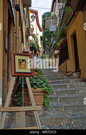 Strada stretta a Bellagio sul Lago di Como - Lecco, Lombardia, Italia Foto Stock