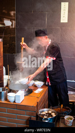 Taiwan: Chef cucinare ciotola fresca di Tainan famosa zuppa di noodle con le nuvole di vapore ascendente dal pot. Du Xiao Yue è molto vecchio ristorante Foto Stock