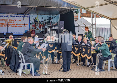 Great Yarmouth, Norfolk, Regno Unito - 08 settembre 2019. Il Wrentham brass band di riprodurre la musica per un pranzo-fuori la folla presso il Great Yarmouth Festival marittimo Foto Stock