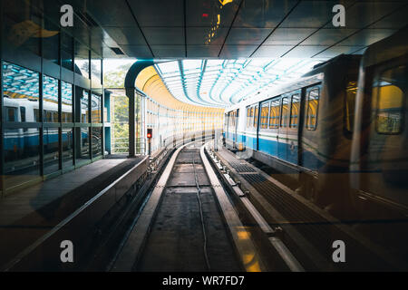 Coperto e lo Zoo di Taipei Stazione metro della linea con il treno in attesa sull'altro lato della via Foto Stock