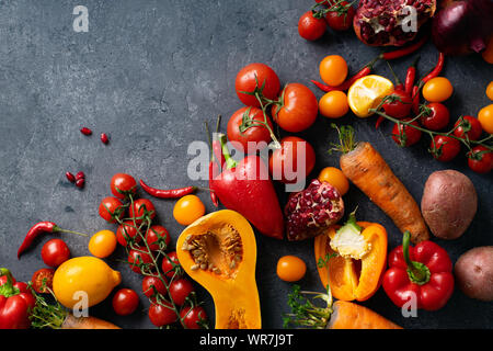 Flatlay con verdure colorate e copia di spazio. Fette di zucca, pomodori ciliegini, peperoni, carote e limoni visto dal di sopra. Un sano Foto Stock