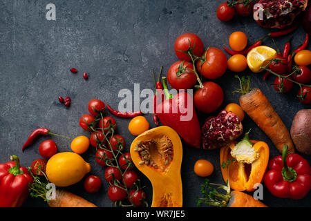 Flatlay con verdure colorate e copia di spazio. Fette di zucca, pomodori ciliegini, peperoni, carote e limoni visto dal di sopra. Un sano Foto Stock