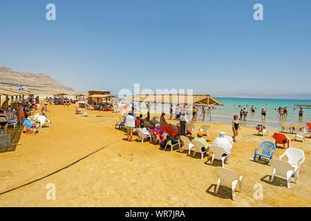 Turismo a Ein Gedi spiaggia del Mar Morto, Israele Foto Stock