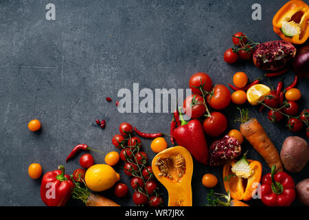 Flatlay con verdure colorate e copia di spazio. Fette di zucca, pomodori ciliegini, peperoni, carote e limoni visto dal di sopra. Un sano Foto Stock