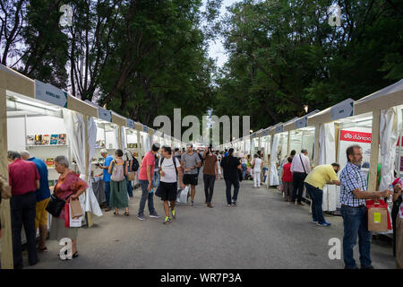 Ottobre 8, 2019, Atene, Attica, Grecia: la gente a piedi intorno al libro chioschi di vendita durante il festival di Atene..L'48th Book Festival è una quindicina di giorni di festival annuale associato con i libri che ha luogo in corrispondenza di Zappeion Hall nel centro di Atene. Il Festival comprenderà Pannelli, tavole rotonde e spettacoli che coinvolgono il Teatro Nazionale, il Teatro di Stato della Grecia settentrionale e la Karolos Koun Teatro di Arte. (Credito Immagine: © Nikos Pekiaridis/SOPA immagini via ZUMA filo) Foto Stock