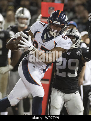 Oakland, Stati Uniti. 9 Sep, 2019. Denver Broncos stretto fine Noè Fant (87) assume una 20 yard passare da quarterback Joe Flacco davanti a Oakland Raiders libero di sicurezza Lamarcus Joyner (29) nel terzo trimestre a Alameda Coliseum di Oakland, California lunedì 9 settembre, 2019. I raider hanno sconfitto i Broncos 24-16 per aprire la loro stagione. Foto di Terry Schmitt/UPI Credito: UPI/Alamy Live News Foto Stock