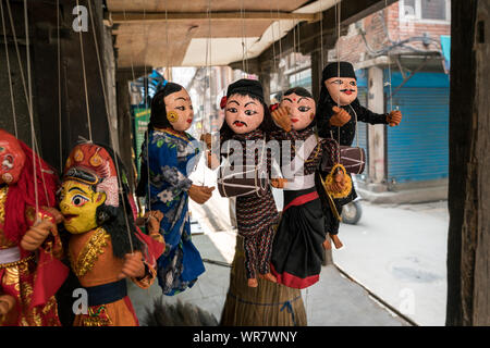 Burattini in vendita in una fase di stallo nel quartiere Thamel a Kathmandu in Nepal Foto Stock