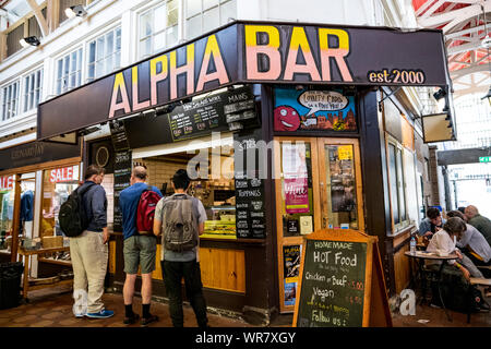 Oxford mercato coperto: Alfa Bar. Mercato storico permanente con bancarelle e negozi in una grande struttura coperta nel centro di Oxford, Inghilterra Foto Stock