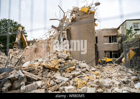 Edificio di essere demolito. Oxford, Regno Unito -31/08/19: Sito di demolizione di fronte. Westgate Shopping Center. Centro citta' progetto di rigenerazione. Foto Stock