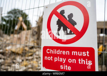 Segnale di avvertimento. Edificio di essere demolito. Oxford, Regno Unito -31/08/19: demolizione site sul lato opposto alla Westgate Shopping Center. Centro citta' progetto di rigenerazione. Foto Stock