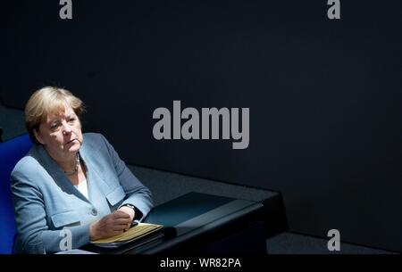 Berlino, Germania. Decimo Sep, 2019. Il cancelliere Angela Merkel (CDU) assiste la sessione del Bundestag all inizio della settimana di bilancio. Credito: Kay Nietfeld/dpa/Alamy Live News Foto Stock