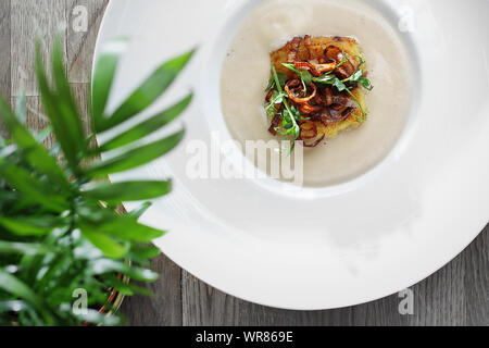 Stuzzicanti squisita zuppa con crema di cavolfiore arrosto. Foto Stock