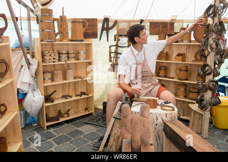 Budapest, Ungheria - 20 AGO 2019: Tradizionale falegname rendendo le tazze di legno al festival di arti popolari nel Castello di Buda, Budapest Ungheria. Foto Stock