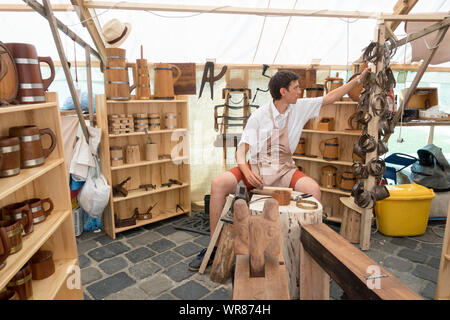 Budapest, Ungheria - 20 AGO 2019: Tradizionale falegname rendendo le tazze di legno al festival di arti popolari nel Castello di Buda, Budapest Ungheria. Foto Stock