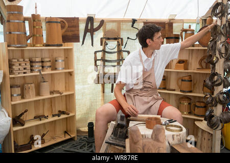 Budapest, Ungheria - 20 AGO 2019: Tradizionale falegname rendendo le tazze di legno al festival di arti popolari nel Castello di Buda, Budapest Ungheria. Foto Stock