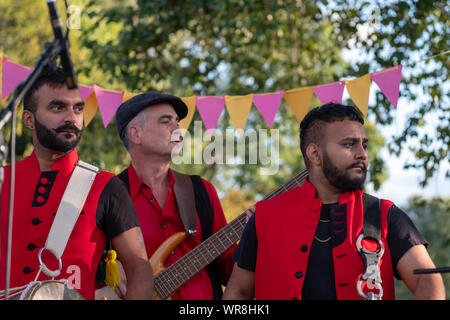 I percussionisti del Dhol Foundation a suonare la batteria in un concerto annuale ebraica di musica Klezmer in Regent's Park di Londra UK. Foto Stock