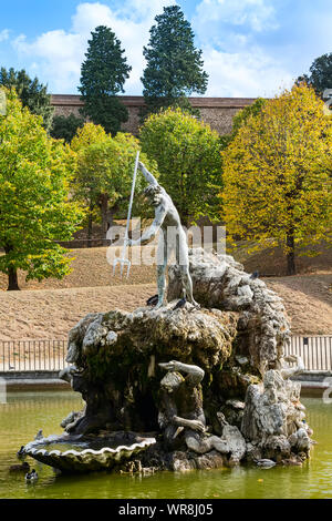 Firenze, Italia, statua della fontana di Nettuno vista da vicino nel Giardino di Boboli Foto Stock