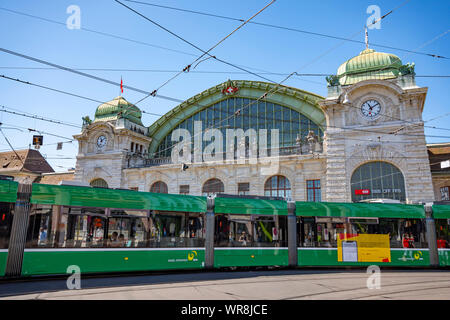Stazione ferroviaria e alla fermata del tram in una giornata di sole a Basilea in Svizzera. Foto Stock