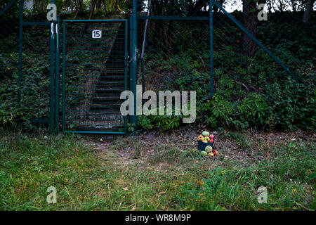 Una benna di mele su una strada vicino ad un giardino a Berlino, Germania Foto Stock