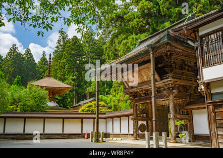 Wakayama, Giappone - 24 Luglio 2019: Sanmaiin tempio costruito nel XII secolo a Koyasan con il Tahoto Pagoda in background. Foto Stock