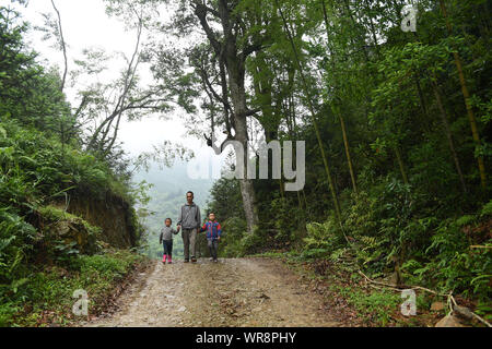 (190910) -- NANNING, Sett. 10, 2019 (Xinhua) -- insegnante Zhou Hongjun accompagna i suoi studenti ad andare a scuola dopo il pranzo nel villaggio di Xinhe, Rongshui Miao contea autonoma, a sud della Cina di Guangxi Zhuang Regione autonoma, 28 maggio 2019. Dal 2012, reporter ha visitato 250 insegnanti in remote zone di montagna nel Guangxi e registrate le loro vite. Gli insegnanti vi riempire sempre di più ruoli come concierge e cuocere. Ci sono circa 16.74 milioni di insegnanti in Cina, 79% surge dalla figura nel 1985 quando la Cina designato sett. 10 come insegnanti" giorno, il Ministero della Pubblica Istruzione ha detto. Un totale Foto Stock