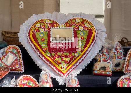 Budapest, Ungheria - 20 AGO 2019: Tradizionale Gingerbreads ungherese al festival di arti popolari nel Castello di Buda in agosto 2014, Budapest, Hungar Foto Stock